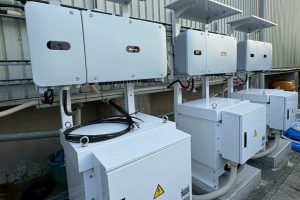 【太陽光発電設備】屋外設置型パワーコンディショナ（PCS）および集電盤の据付・配管工事完了