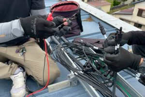 【高圧自家消費型】屋根上でのコネクタ極性確認作業