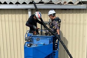 【高圧自家消費型】高所作業車を使用した配管敷設作業
