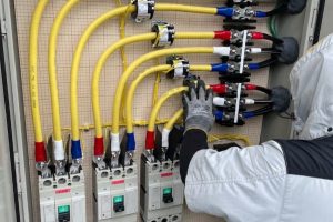 【高圧自家消費型】太陽光発電設備 開閉器盤内の配線接続作業