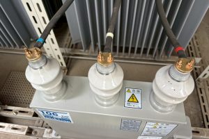 【高圧受変電設備】更新した高圧コンデンサの端子接続完了