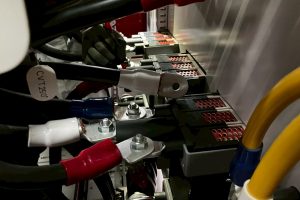 【高圧受変電設備】低圧ブレーカーへのケーブル接続作業