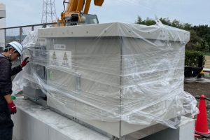 【高圧自家消費型】大型クレーンを使用した高圧受配電設備（キュービクル）の基礎への据付工事