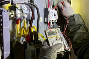 【高圧受変電設備】低圧配電盤改修後の電圧測定
