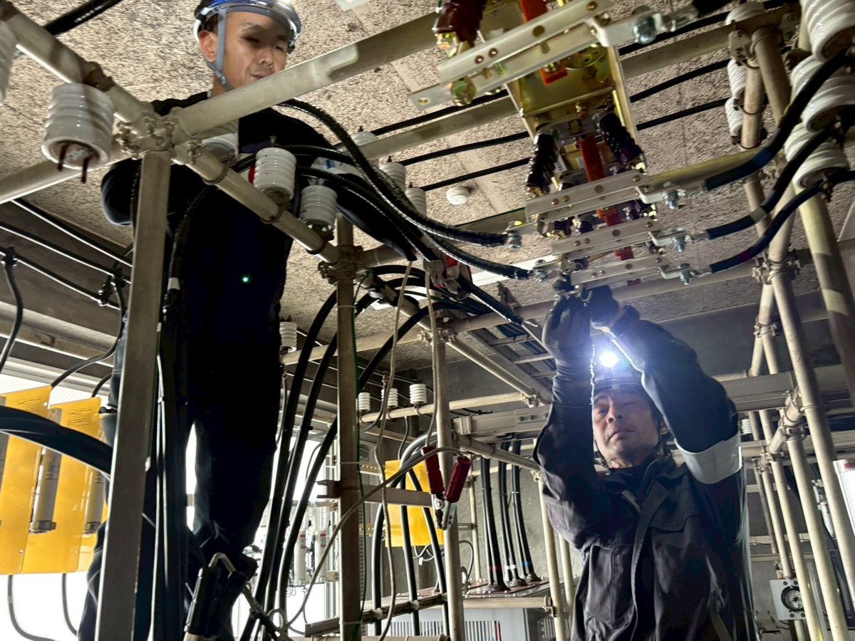 大型施設の電気室にある受変電設備