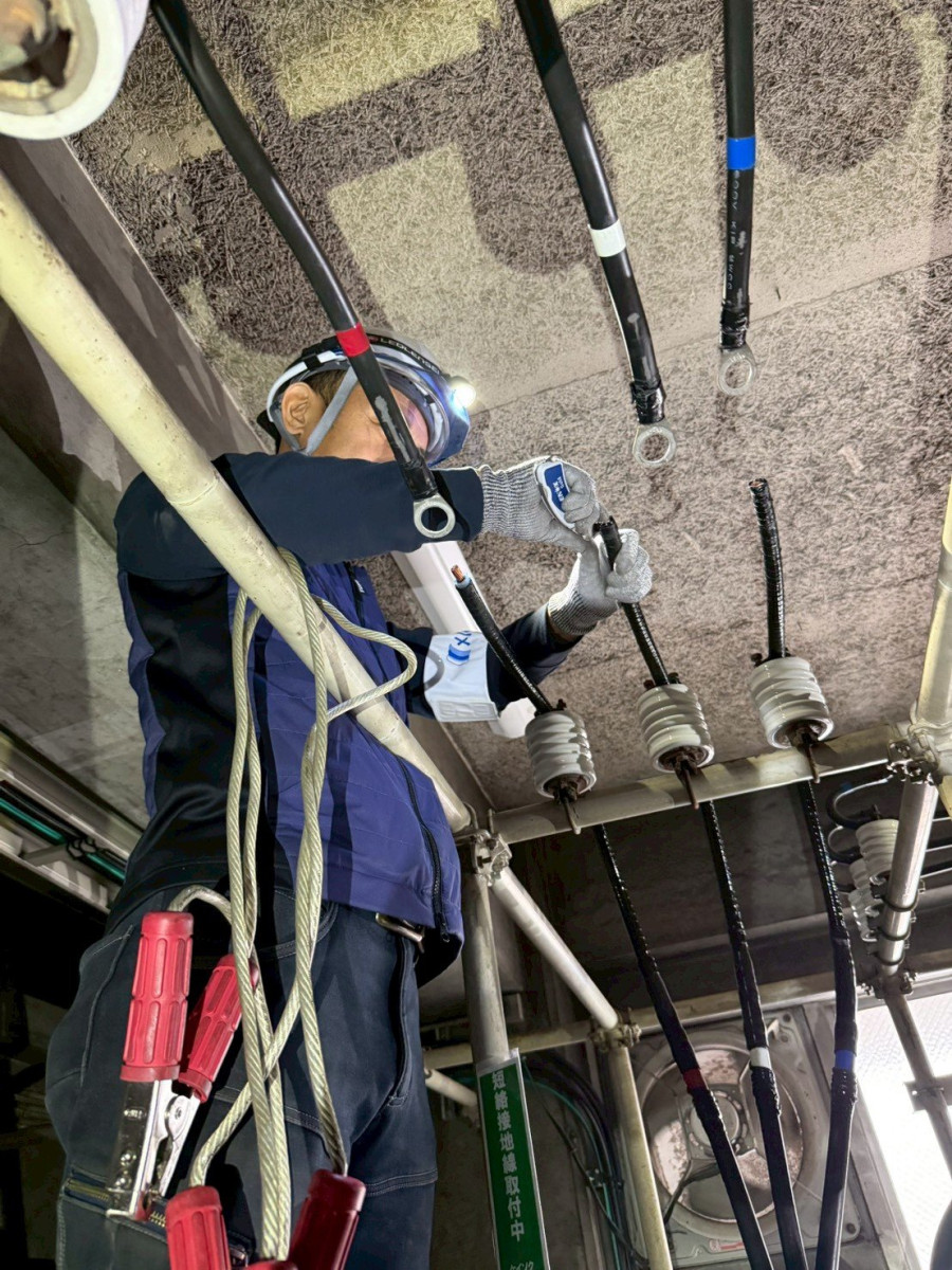 既設の高圧ケーブルの端末を処理し直す様子