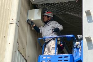 【高圧自家消費型】高所での接続箱取り付け作業