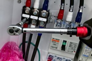 【高圧自家消費型】トルクレンチによる端子締め付け確認