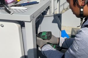 【高圧自家消費型】制御盤パネル固定作業