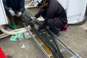 【高圧自家消費型】ケーブルラック上での結束作業