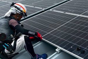 【高圧自家消費型】折板屋根への太陽光パネル（モジュール）据付・固定工事