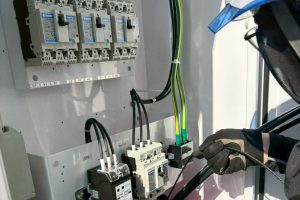 【高圧自家消費型】電気工事士による盤内各種機器の精密な結線工程