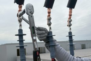 【高圧自家消費型】トルクレンチを使用した高圧ケーブル端末のボルト締め付け作業
