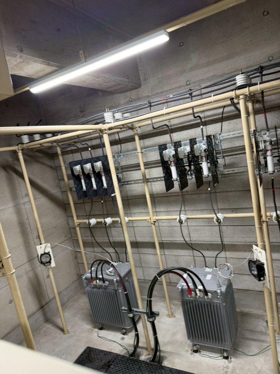 更新を終えた開放型電気室の全景