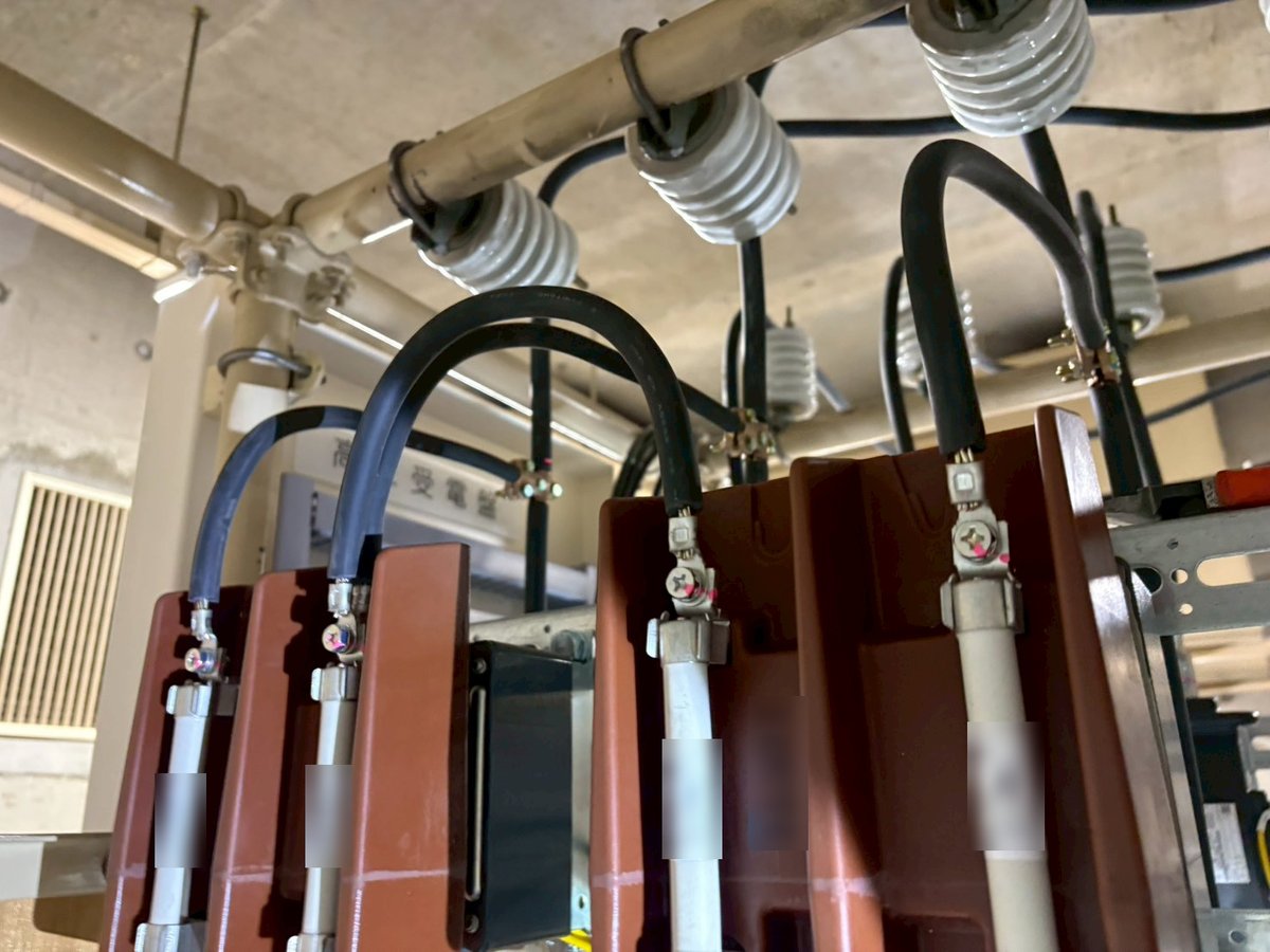 新しく取り付けた計器用変圧器（VT）の端子