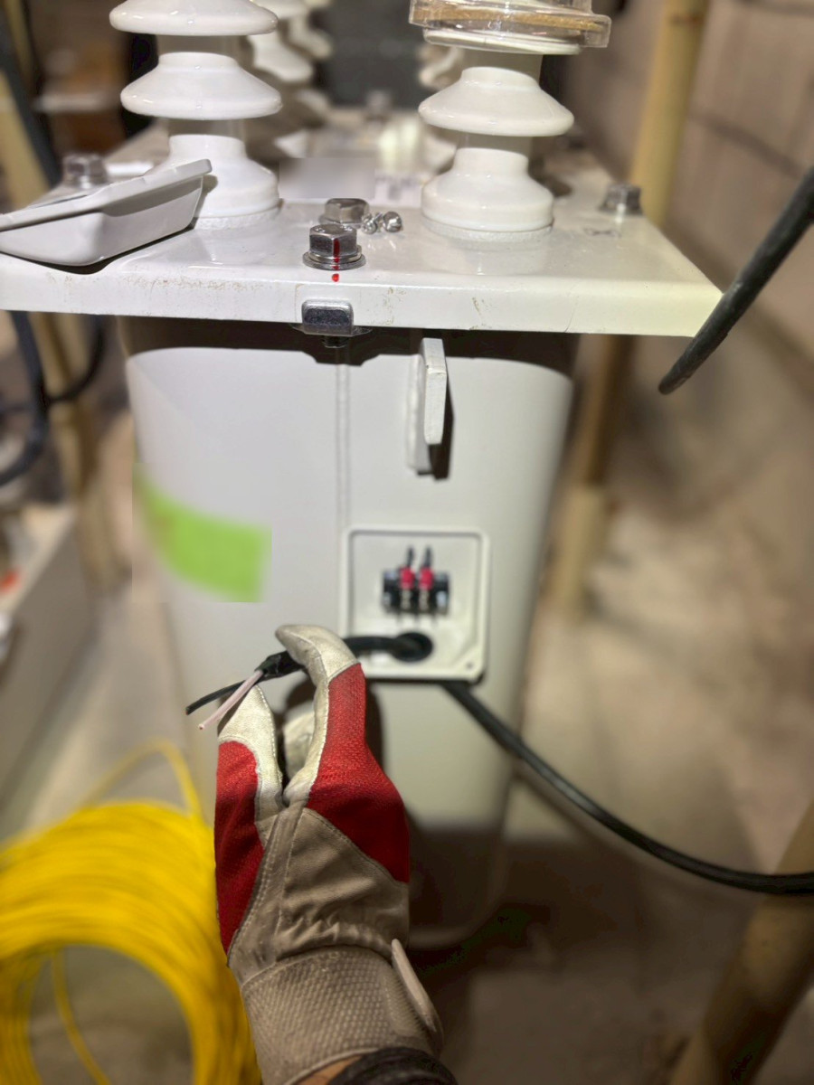 機器の温度を知らせるセンサーの配線を接続する様子