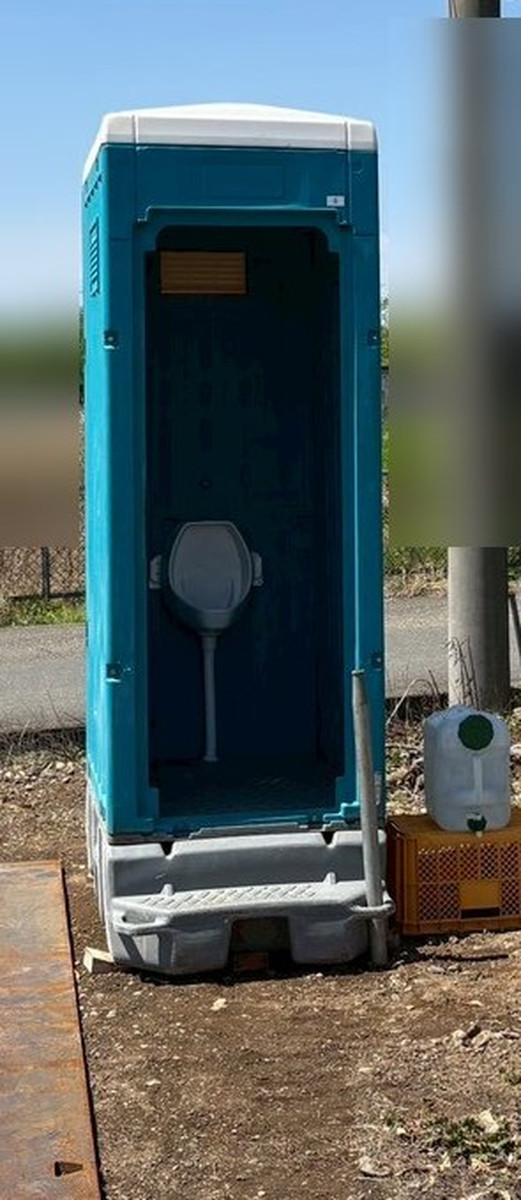 敷地内に設置した仮設トイレ
