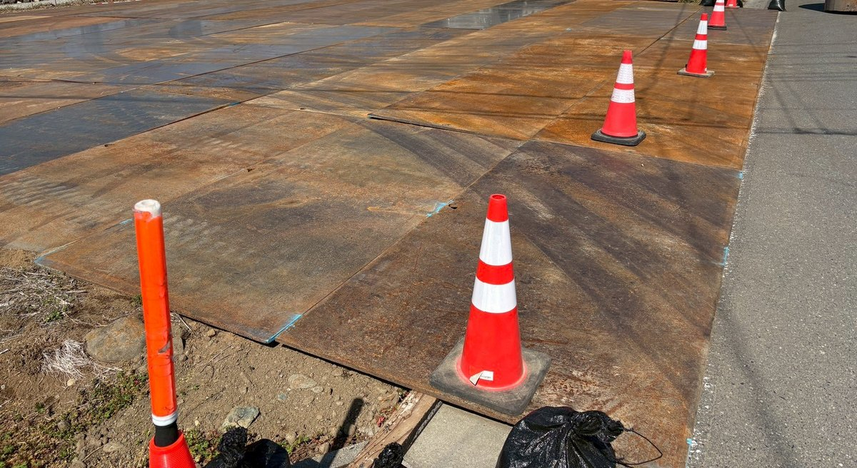 敷地に敷き並べた工事用の敷き鉄板