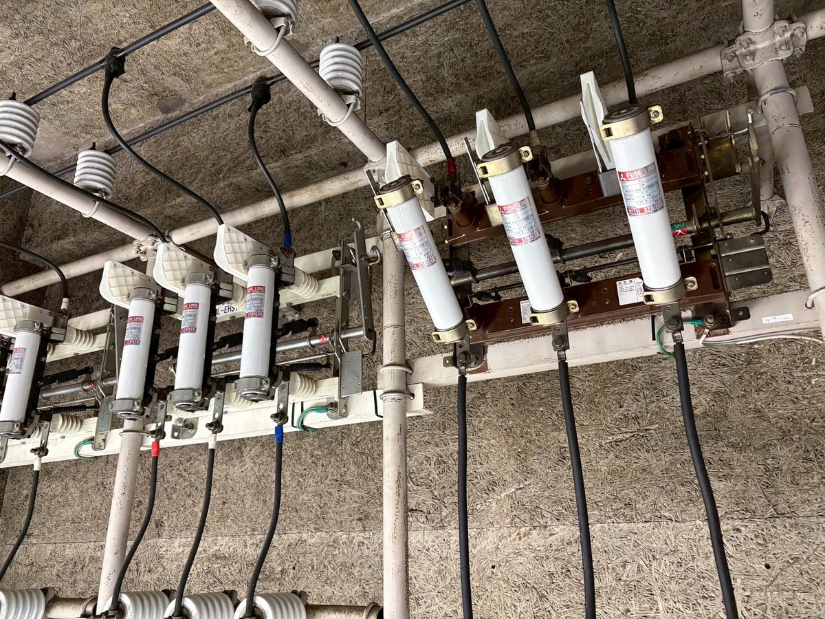 大型施設の電気室に並ぶ高圧機器
