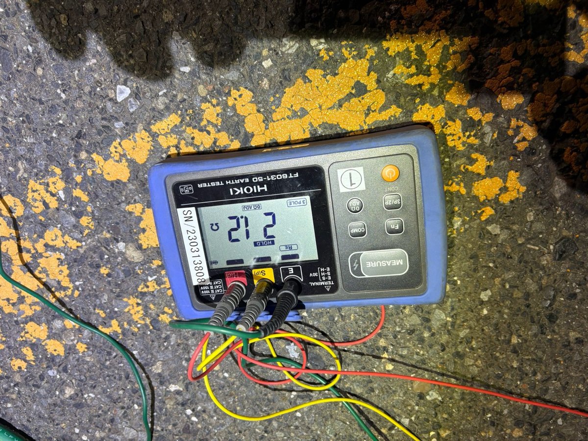 接地抵抗計に21.2Ωと表示された1本目の測定結果