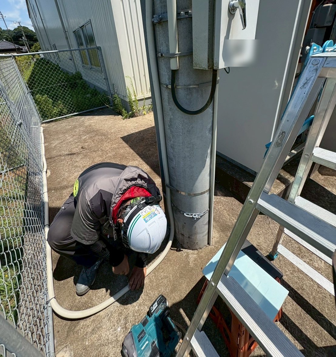 柱の上から下ろした単独の接地線