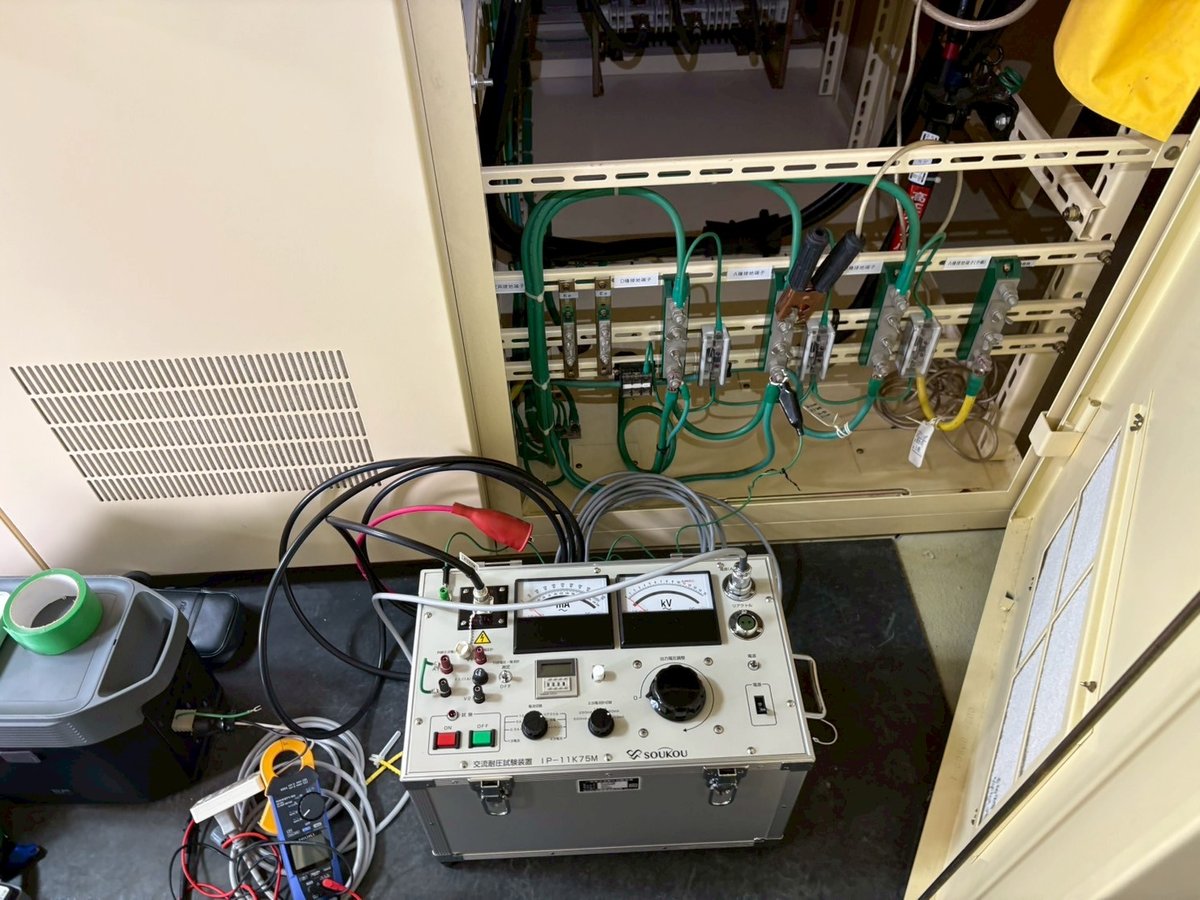 電気室で高圧ケーブルの交流耐圧試験を行う様子