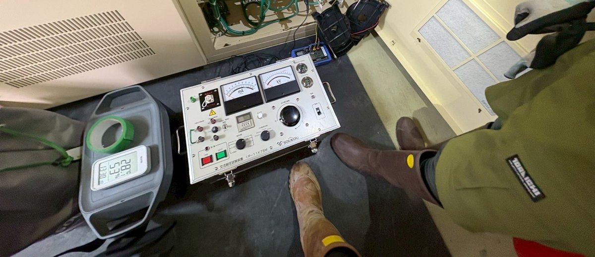 耐圧試験器で試験電圧を上げている様子